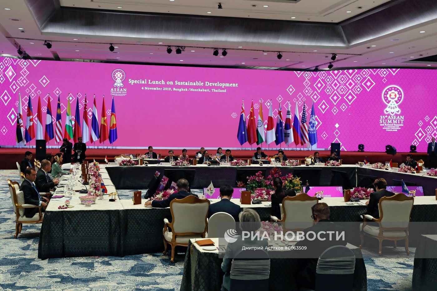 Визит премьер-министра РФ Д. Медведева в Бангкок для участия в Восточноазиатском саммите и деловом инвестиционном саммите АСЕАН. День второй