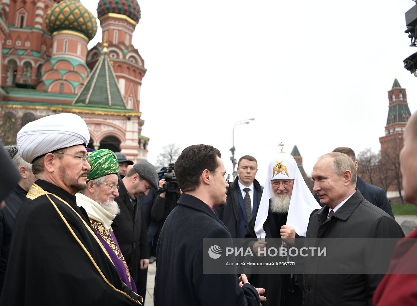 Президент РФ В. Путин принял участие в торжествах по случаю Дня народного единства