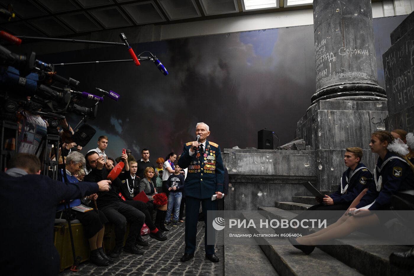 Ветеран Р. Д. Битянов нанес надпись на стену Рейхстага в Музее Победы