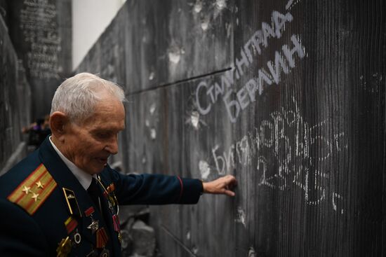 Ветеран Р. Д. Битянов нанес надпись на стену Рейхстага в Музее Победы