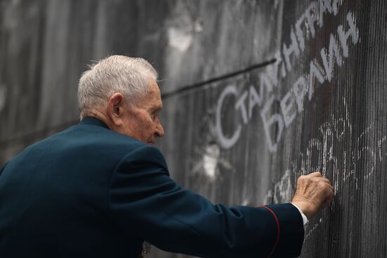 Ветеран Р. Д. Битянов нанес надпись на стену Рейхстага в Музее Победы