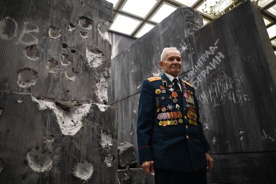 Ветеран Р. Д. Битянов нанес надпись на стену Рейхстага в Музее Победы