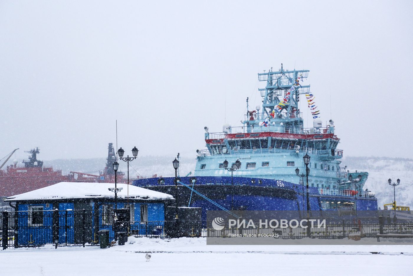 Поднятие флага на первом неатомном ледоколе "Обь"