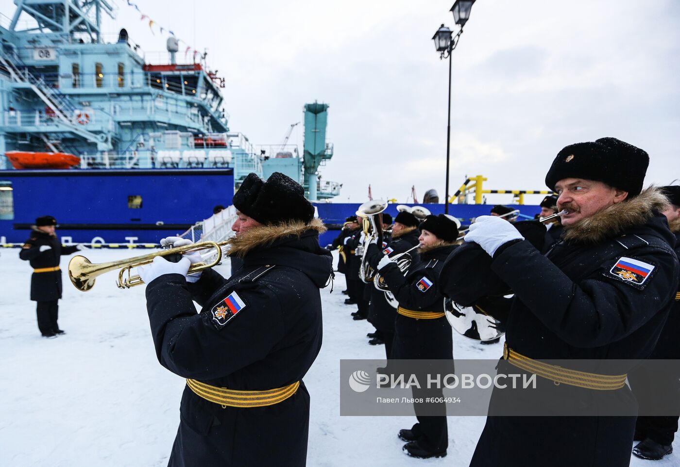 Поднятие флага на первом неатомном ледоколе "Обь"