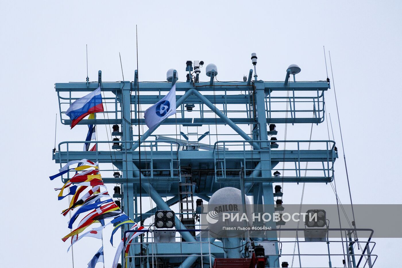 Поднятие флага на первом неатомном ледоколе "Обь"