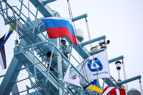 Поднятие флага на первом неатомном ледоколе "Обь"