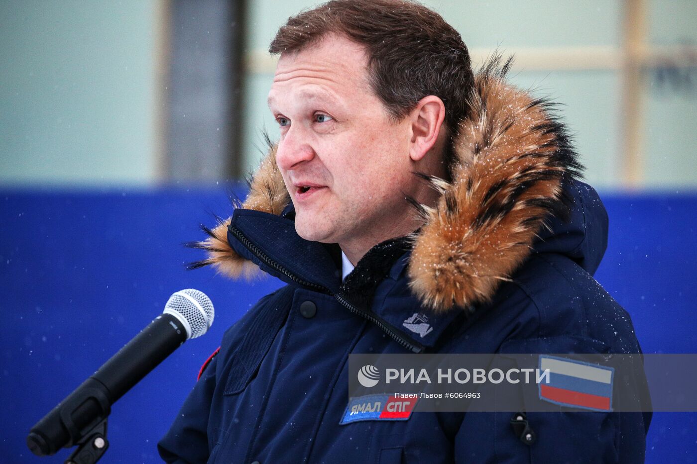 Поднятие флага на первом неатомном ледоколе "Обь"