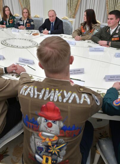Президент РФ В. Путин встретился с представителями движения студенческих отрядов