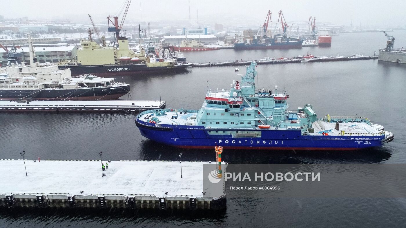 Поднятие флага на первом неатомном ледоколе "Обь"