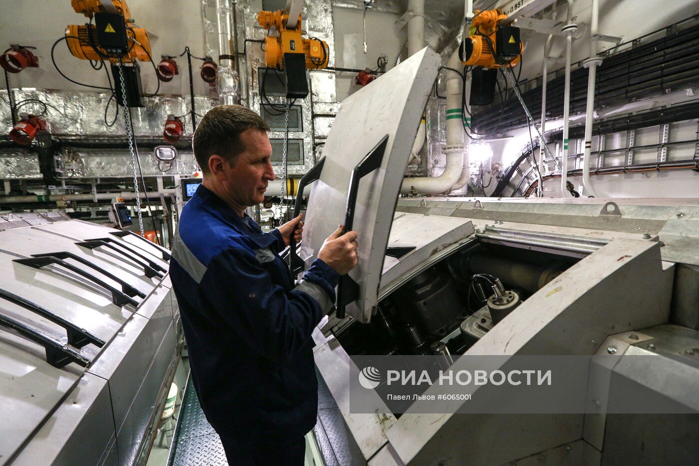 Поднятие флага на первом неатомном ледоколе "Обь"