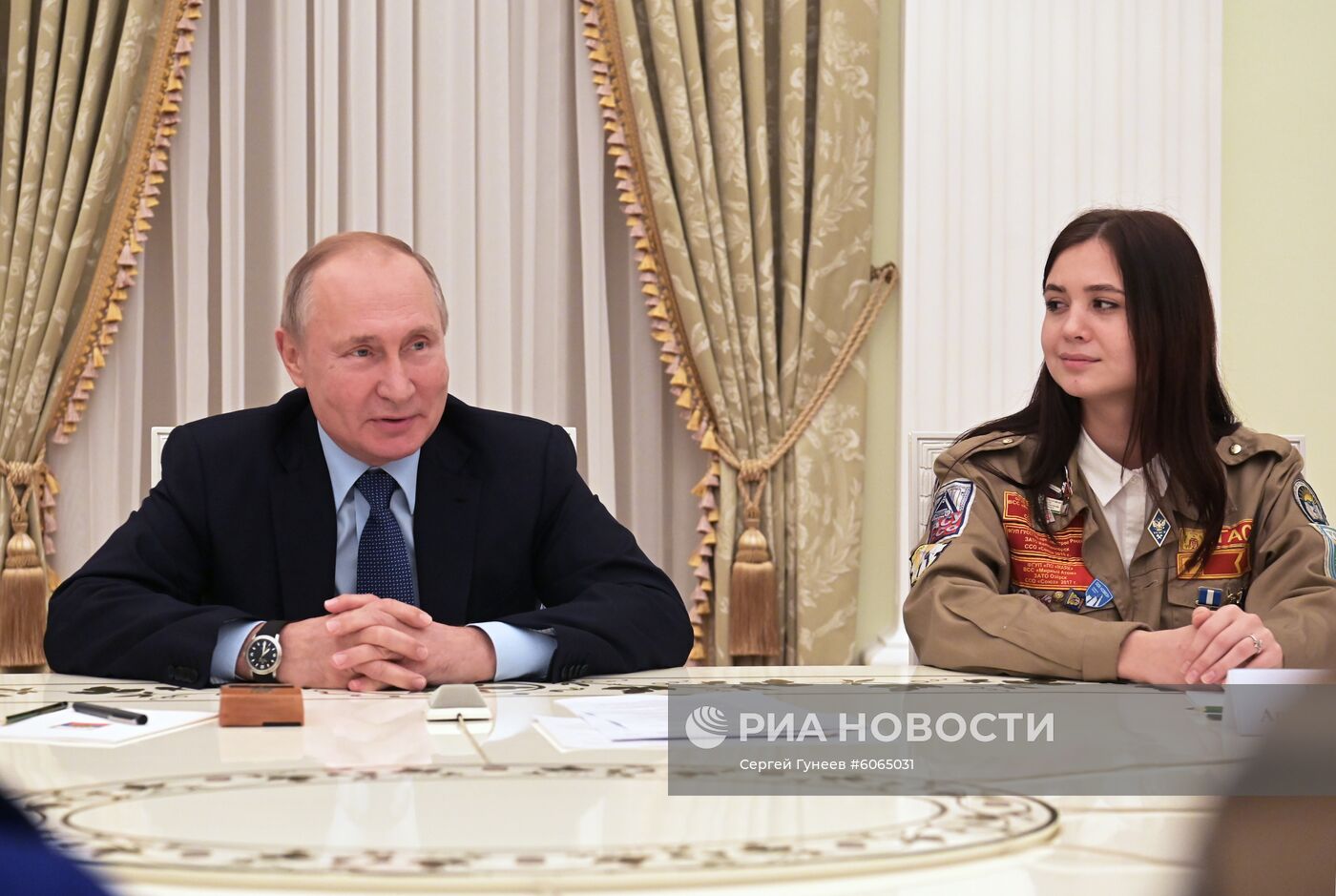 Президент РФ В. Путин встретился с представителями движения студенческих отрядов