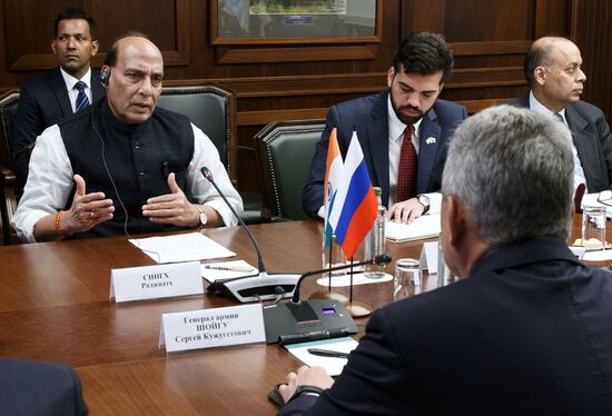 Встреча министров обороны РФ и Индии С. Шойгу и Р. Сингха в Москве