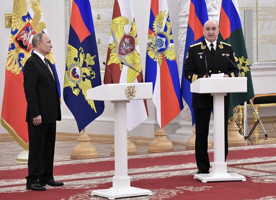 Президент РФ В. Путин на церемонии представления офицеров, назначенных на высшие командные должности