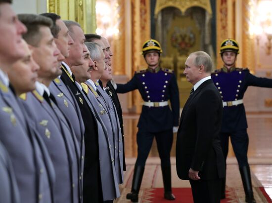Президент РФ В. Путин на церемонии представления офицеров, назначенных на высшие командные должности