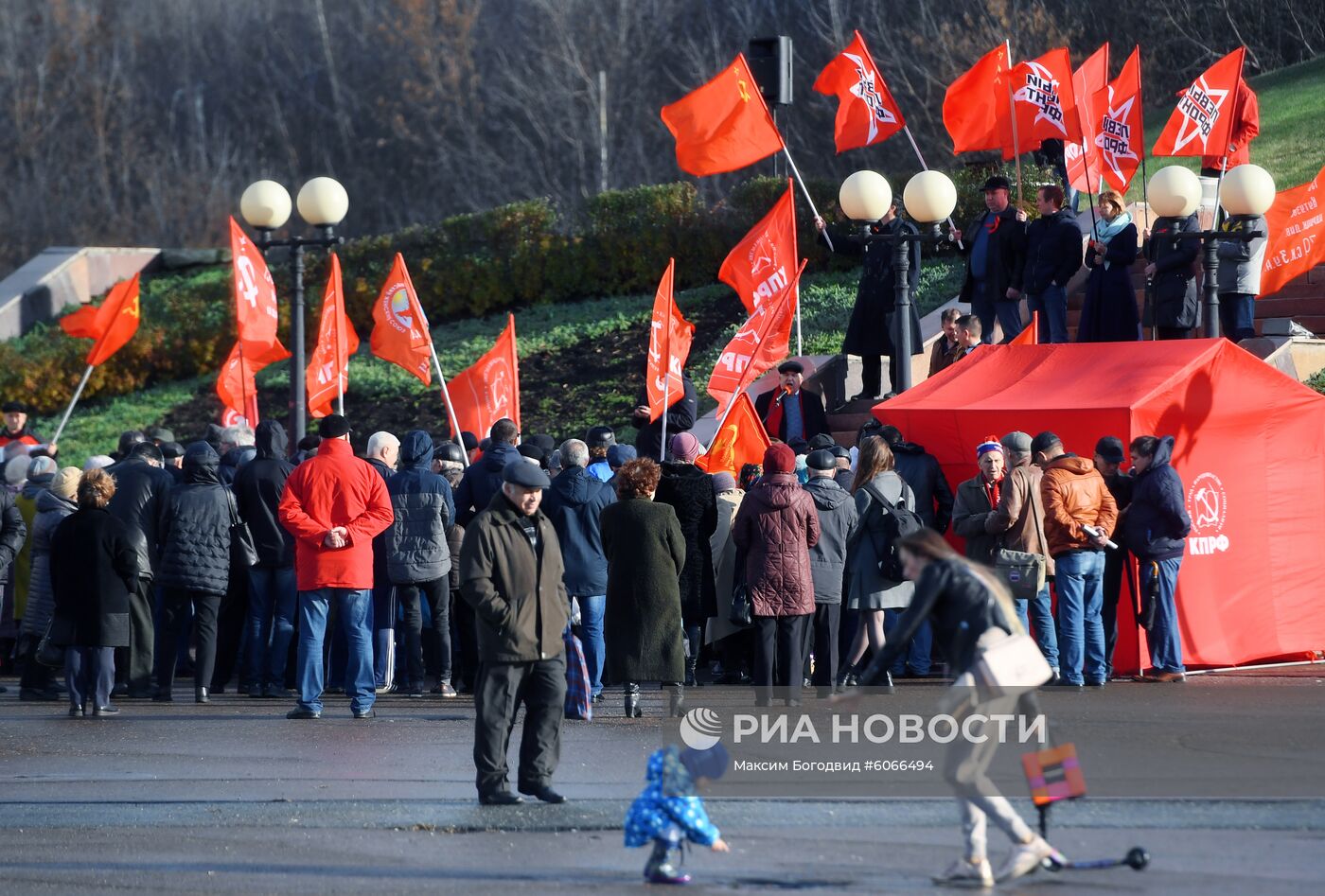 Шествия и митинги, посвященные 102-й годовщине Великого Октября