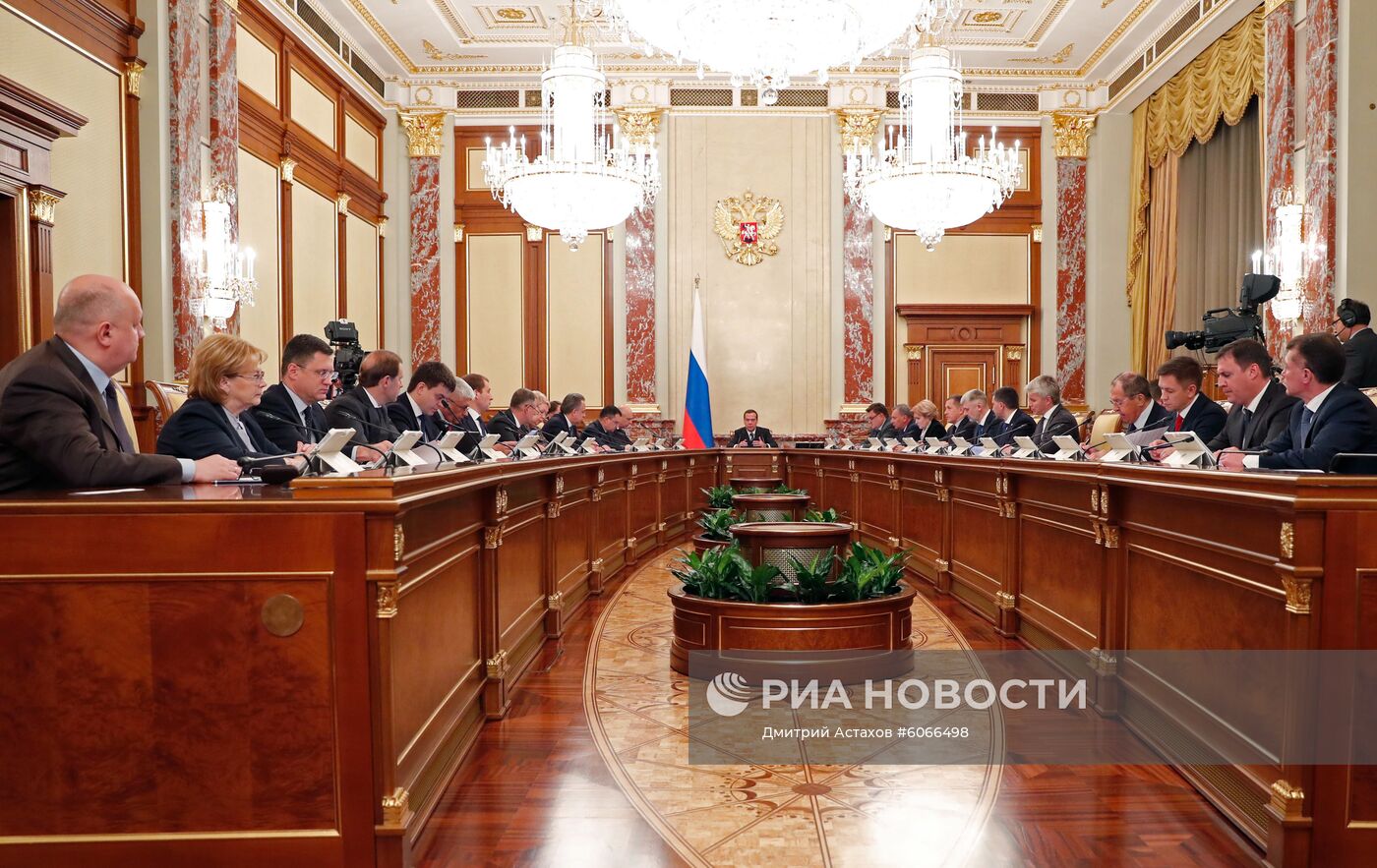 Премьер-министр РФ Д. Медведев провел заседание правительства РФ