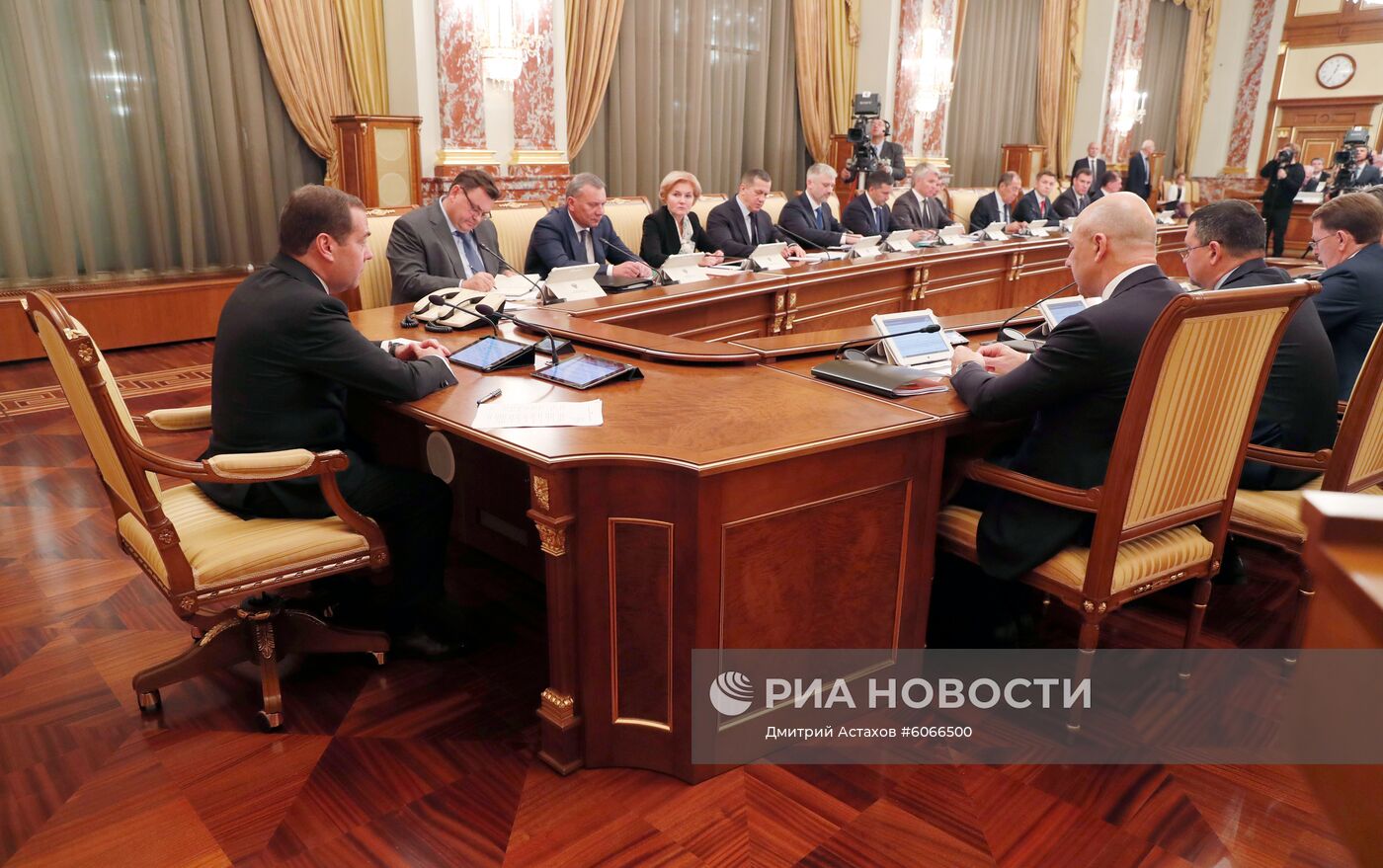 Премьер-министр РФ Д. Медведев провел заседание правительства РФ