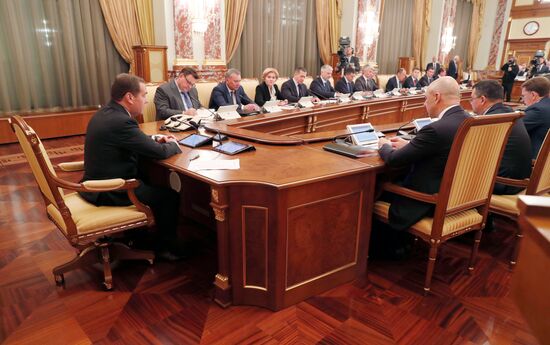 Премьер-министр РФ Д. Медведев провел заседание правительства РФ