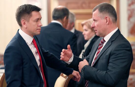 Премьер-министр РФ Д. Медведев провел заседание правительства РФ