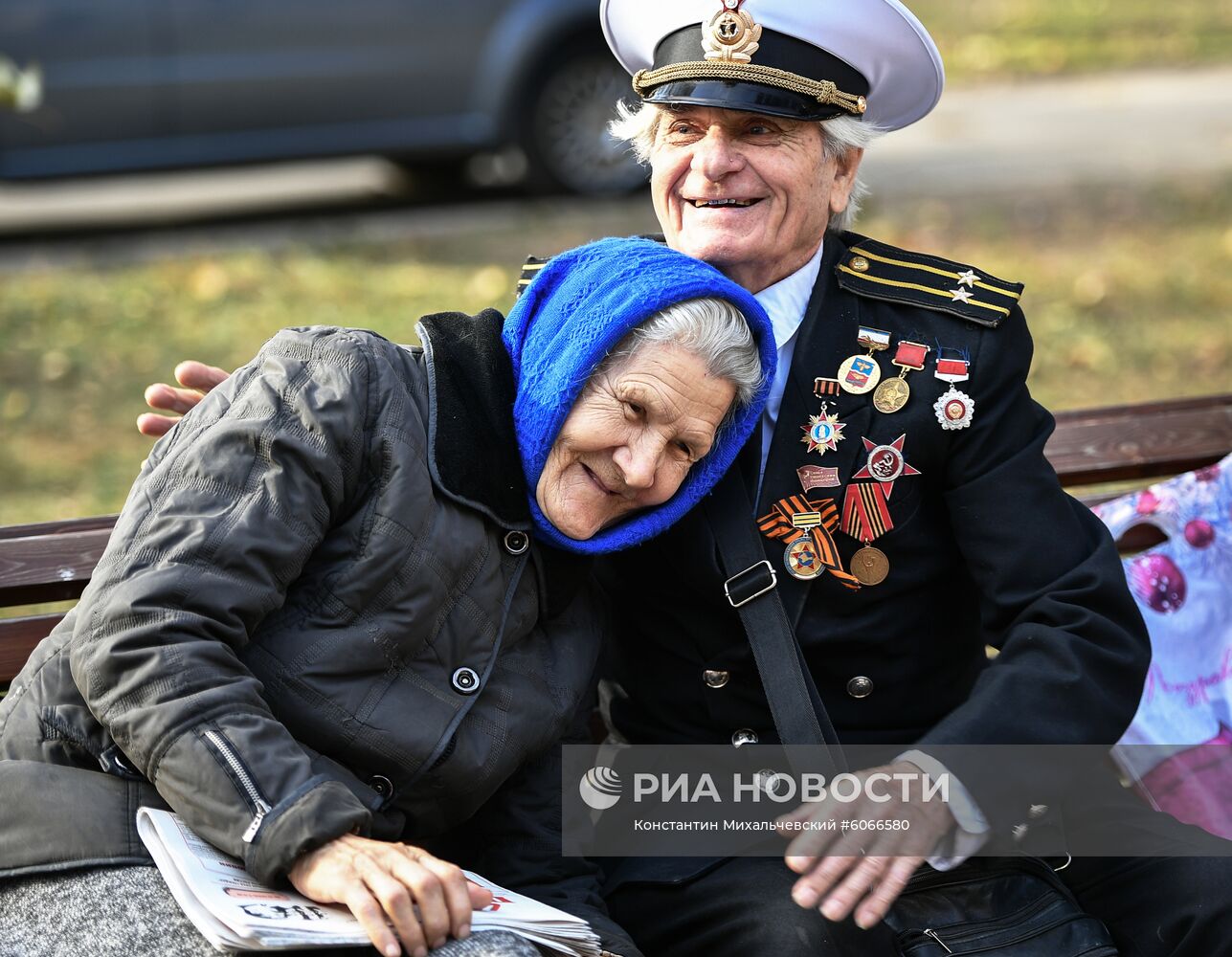 Шествия и митинги, посвященные 102-й годовщине Великого Октября 