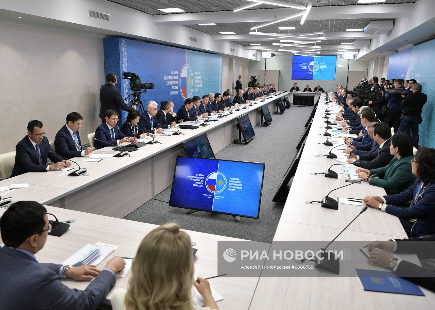 Президент РФ В. Путин принял участие в форуме межрегионального сотрудничества России и Казахстана
