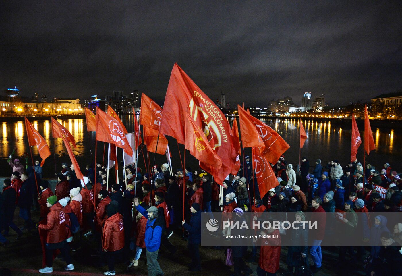 Шествия и митинги, посвященные 102-й годовщине Великого Октября 