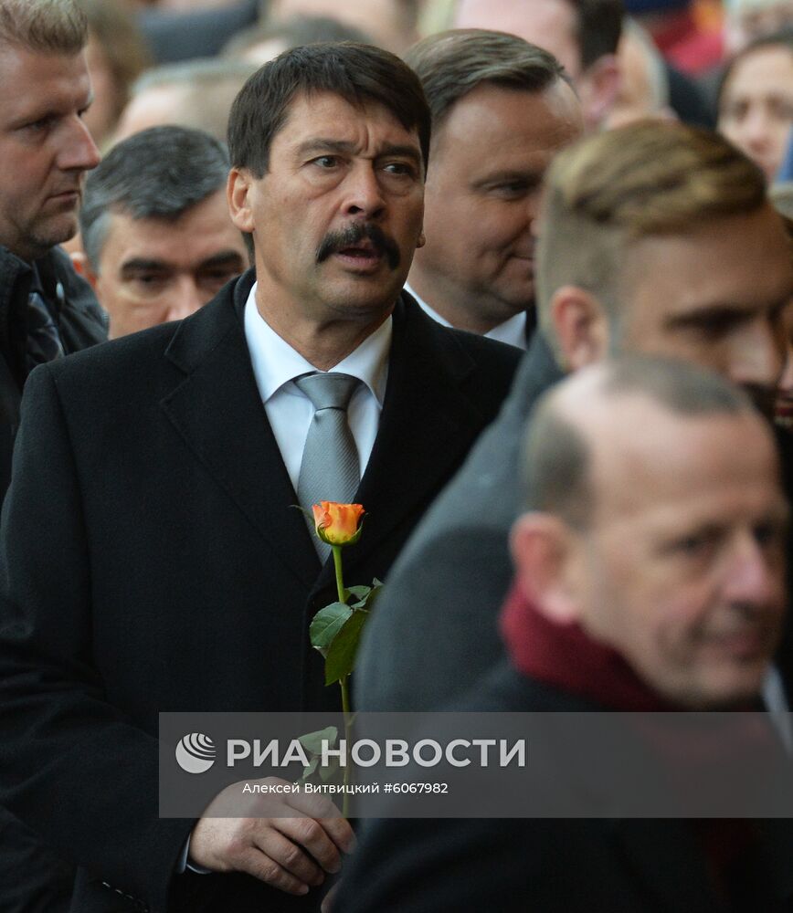 Президент Венгрии Янош Адер (в центре) во время мероприятий по случаю 30-летней годовщины падения Берлинской стены, ознаменовавшего воссоединение населения ФРГ и ГДР. Место: Германия, Берлин. Автор: Алексей Витвицкий/РИА Новости. Мероприятия по случаю 30-летней годовщины падения Берлинской стены