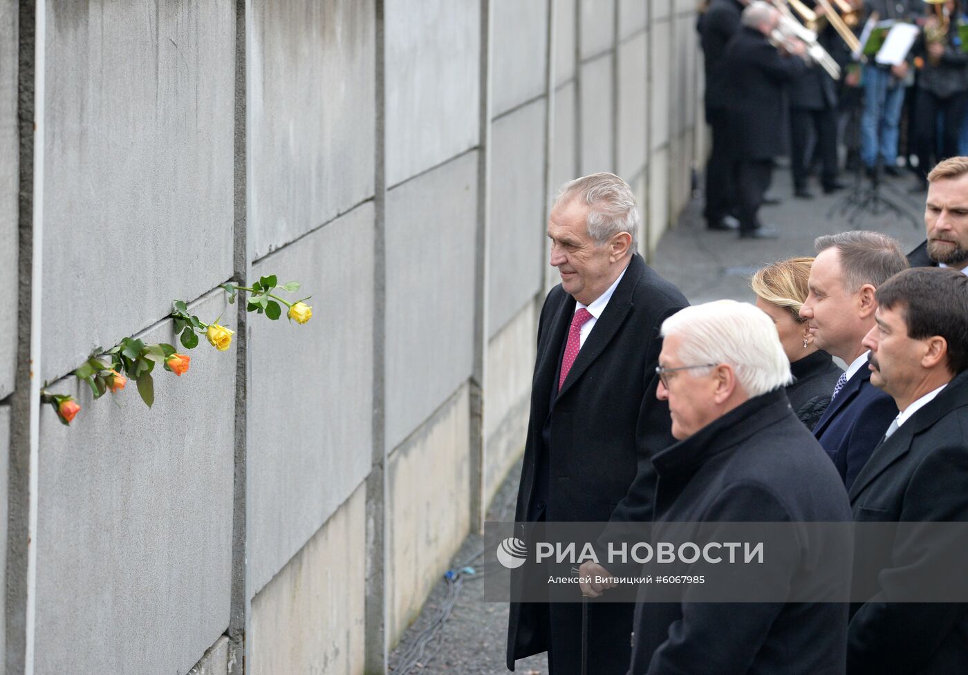 Президент Чехии Милош Земан, федеральный президент Германии Франк-Вальтер Штайнмайер, президент Польши Анджей Дуда и президент Венгрии Янош Адер (слева направо) во время мероприятий по случаю 30-летней годовщины падения Берлинской стены, ознаменовавшего воссоединение населения ФРГ и ГДР, возле мемориала на улице Бернауер штрассе. Место: Германия, Берлин. Автор: Алексей Витвицкий/РИА Новости. Мероприятия по случаю 30-летней годовщины падения Берлинской стены