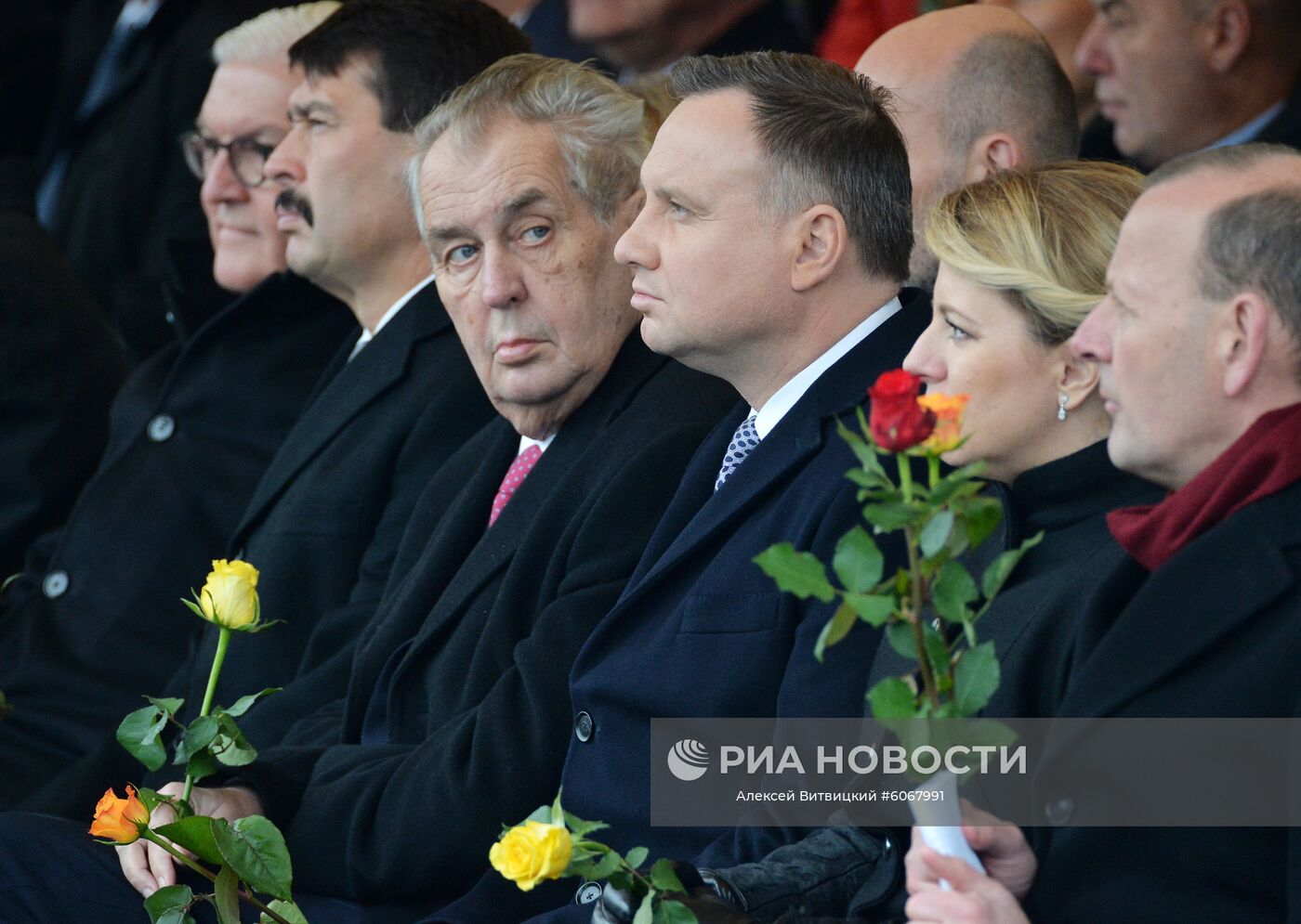 Федеральный президент Германии Франк-Вальтер Штайнмайер, президент Венгрии Янош Адер, президент Чехии Милош Земан, президент Польши Анджей Дуда, президент Словакии Зузана Чапутова и директор Фонда Берлинской стены, доктор Аксель Клаусмайер (слева направо) во время мероприятий по случаю 30-летней годовщины падения Берлинской стены, ознаменовавшего воссоединение населения ФРГ и ГДР. Место: Германия, Берлин. Автор: Алексей Витвицкий/РИА Новости. Мероприятия по случаю 30-летней годовщины падения Берлинской стены