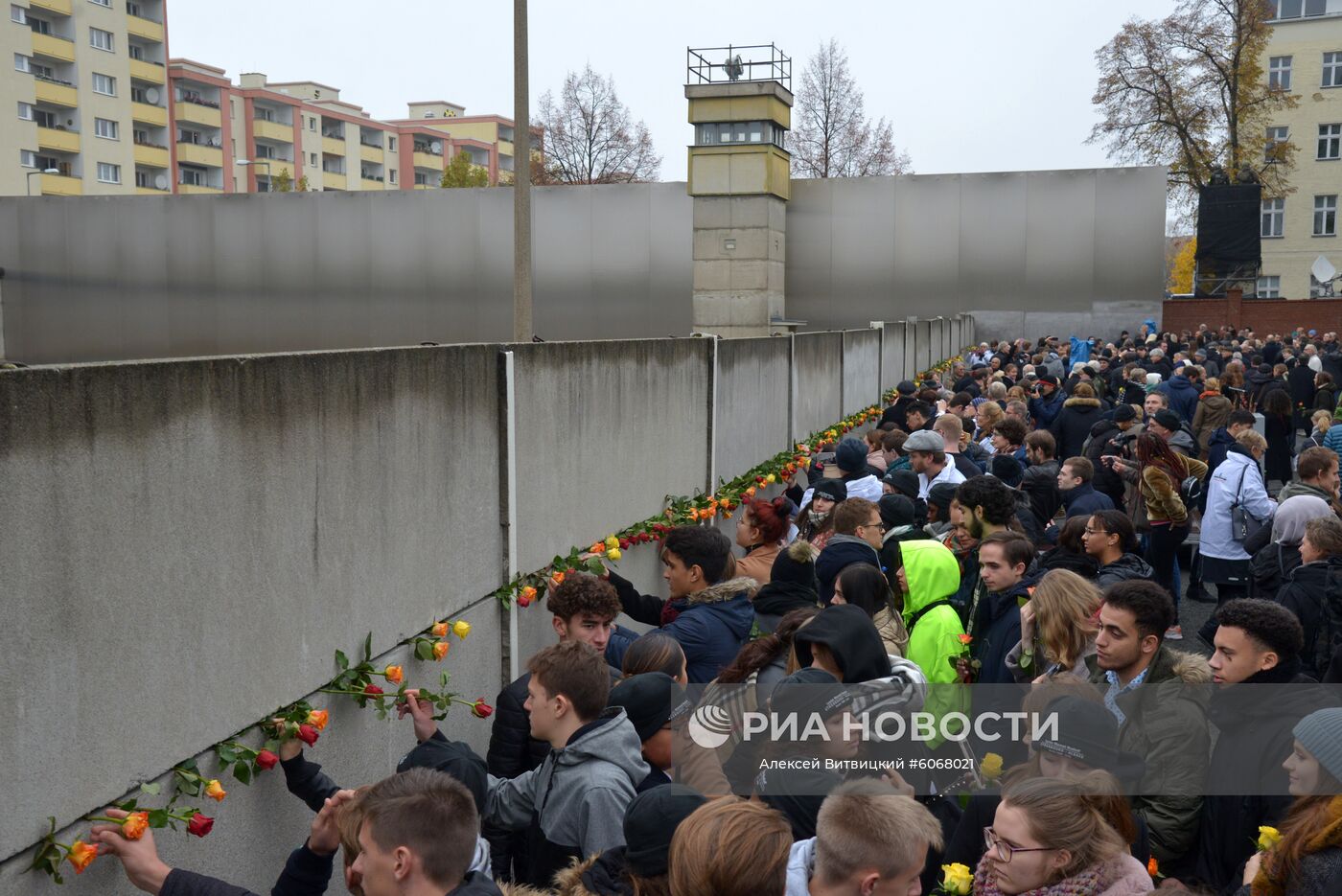 Мероприятия по случаю 30-летней годовщины падения Берлинской стены, ознаменовавшего воссоединение населения ФРГ и ГДР, возле мемориала на улице Бернауер штрассе. Место: Германия, Берлин. Автор: Алексей Витвицкий/РИА Новости. Мероприятия по случаю 30-летней годовщины падения Берлинской стены