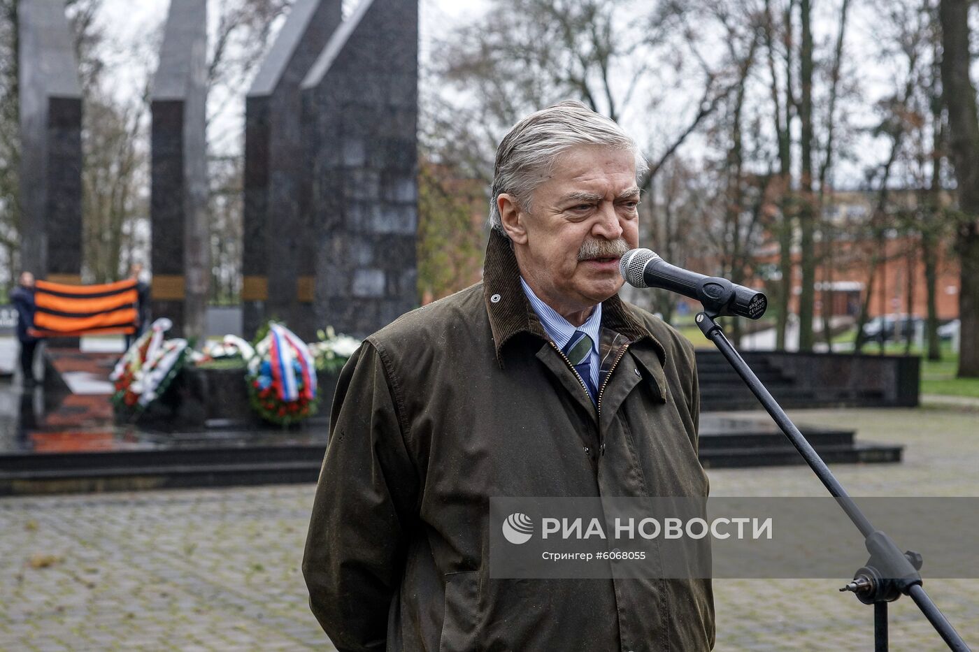 Церемония зажжения Вечного огня у мемориала советским воинам в Латвии
