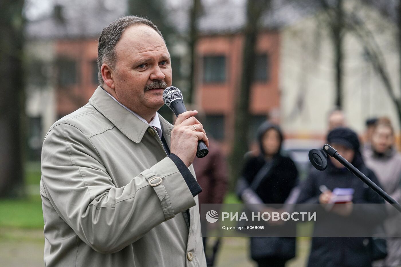 Церемония зажжения Вечного огня у мемориала советским воинам в Латвии