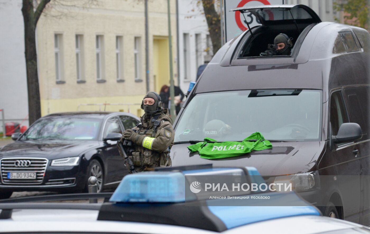 Сотрудники полиции во время мероприятий по случаю 30-летней годовщины падения Берлинской стены, ознаменовавшего воссоединение населения ФРГ и ГДР. Место: Германия, Берлин. Автор: Алексей Витвицкий/РИА Новости. Мероприятия по случаю 30-летней годовщины падения Берлинской стены