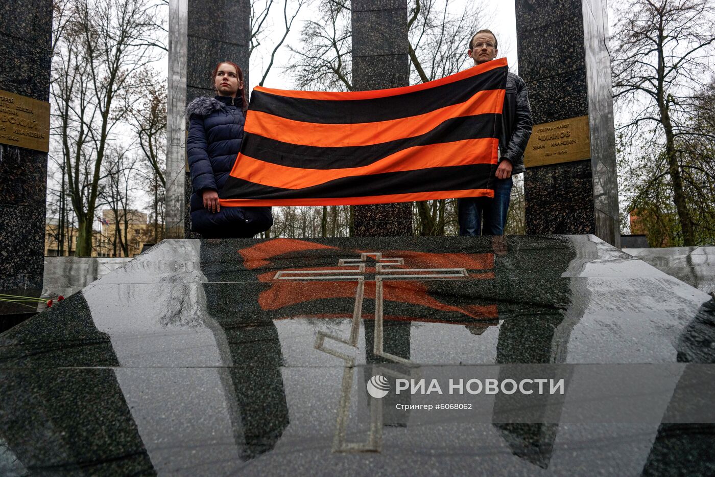 Церемония зажжения Вечного огня у мемориала советским воинам в Латвии