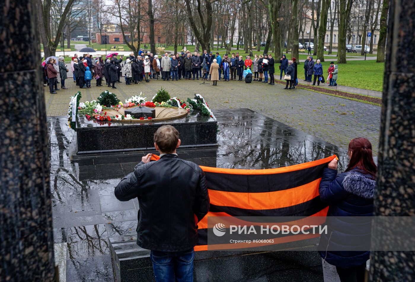 Церемония зажжения Вечного огня у мемориала советским воинам в Латвии