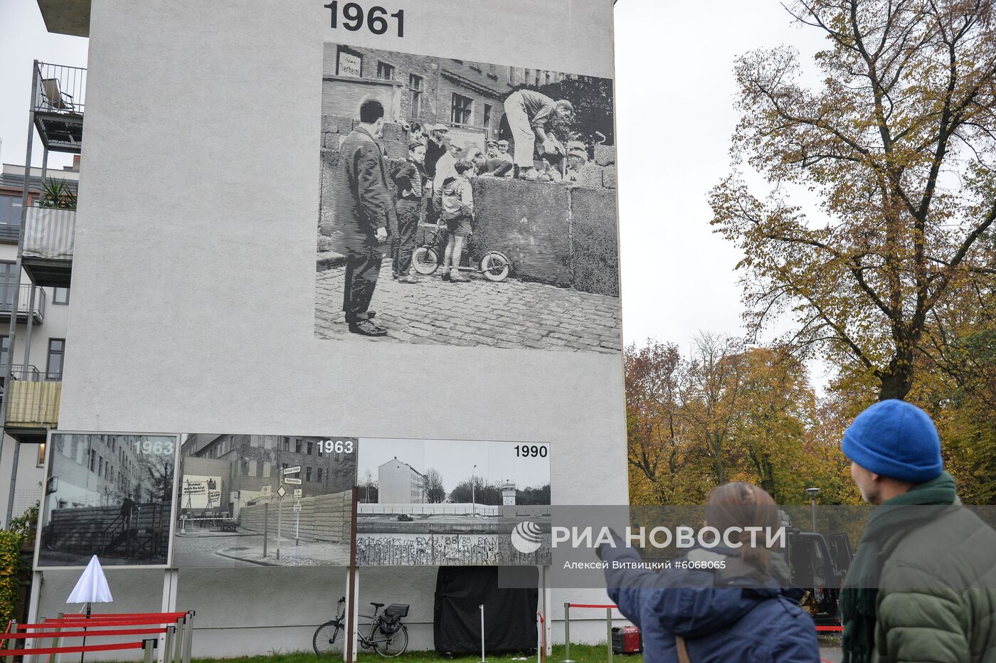 Люди осматривают выставку во время мероприятий по случаю 30-летней годовщины падения Берлинской стены, ознаменовавшего воссоединение населения ФРГ и ГДР. Место: Германия, Берлин. Автор: Алексей Витвицкий/РИА Новости. Мероприятия по случаю 30-летней годовщины падения Берлинской стены