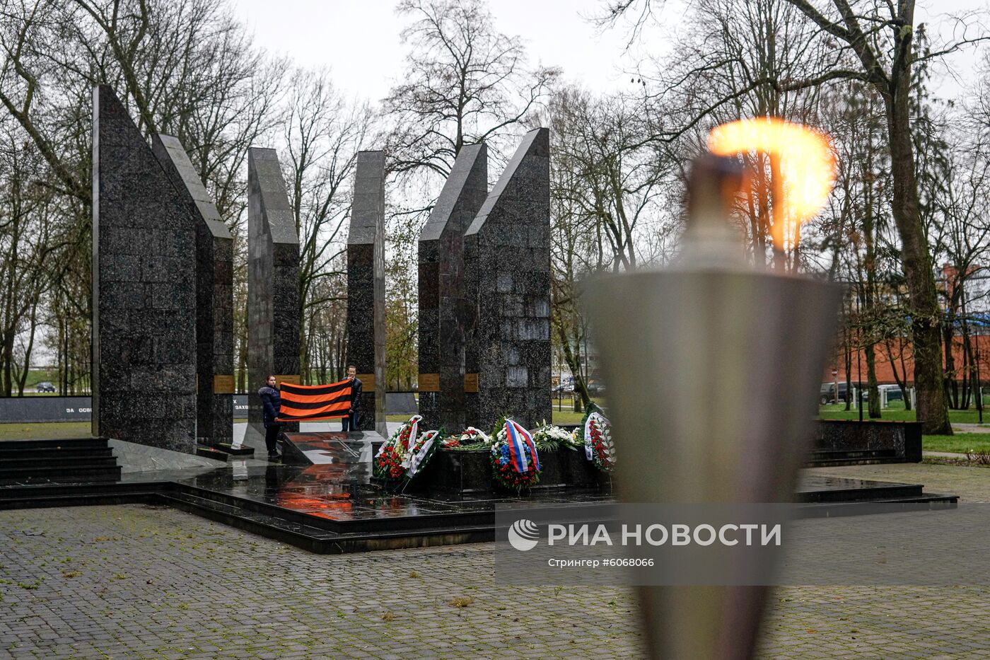 Церемония зажжения Вечного огня у мемориала советским воинам в Латвии