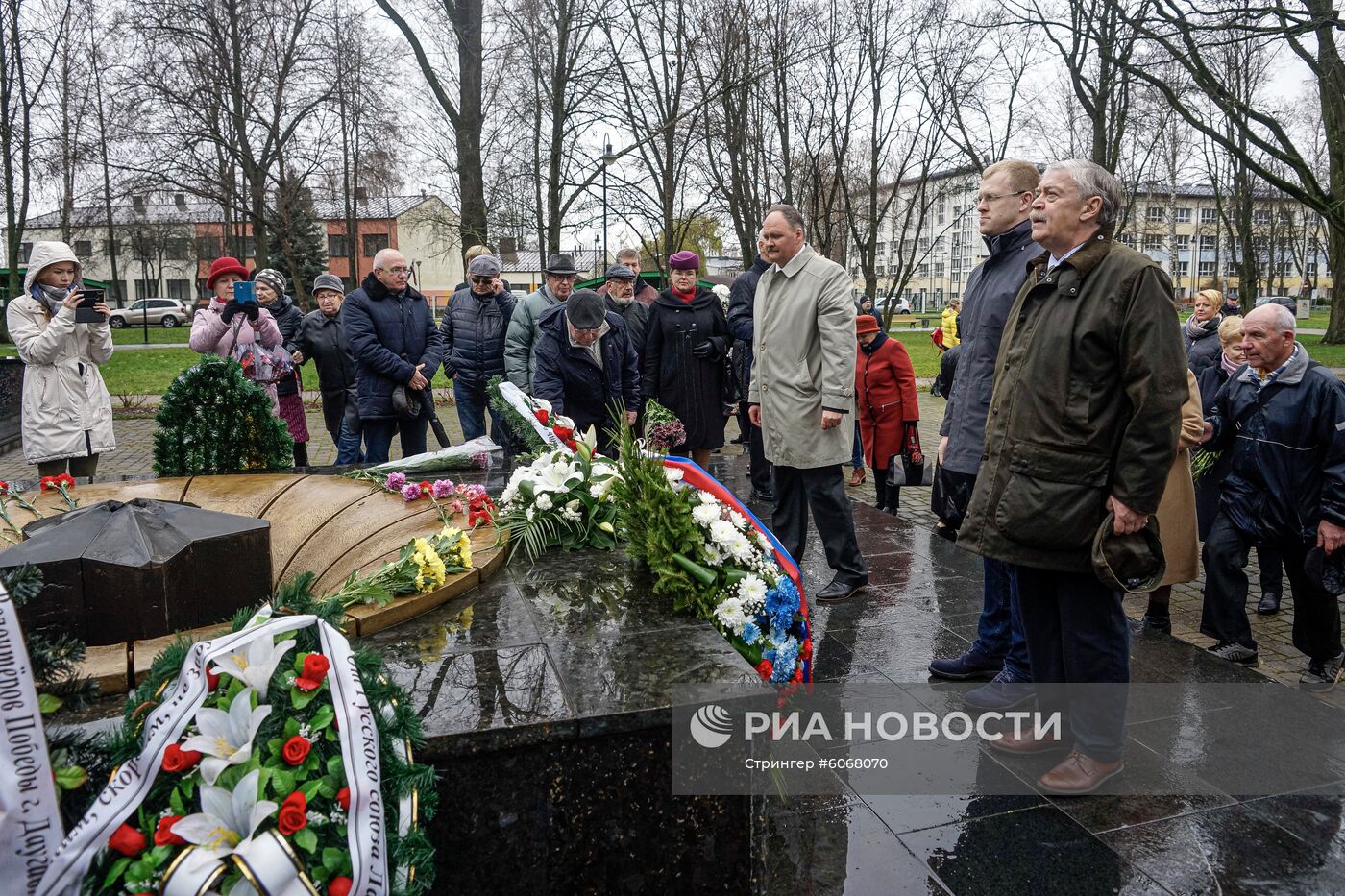 Церемония зажжения Вечного огня у мемориала советским воинам в Латвии