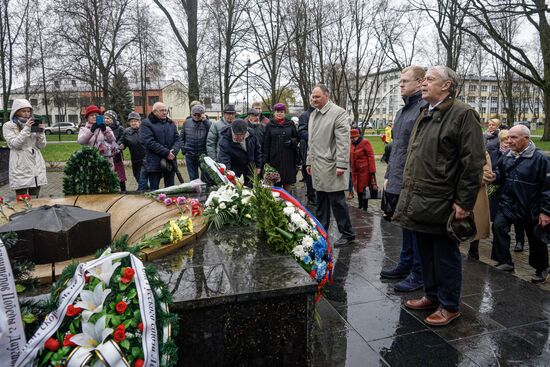 Церемония зажжения Вечного огня у мемориала советским воинам в Латвии