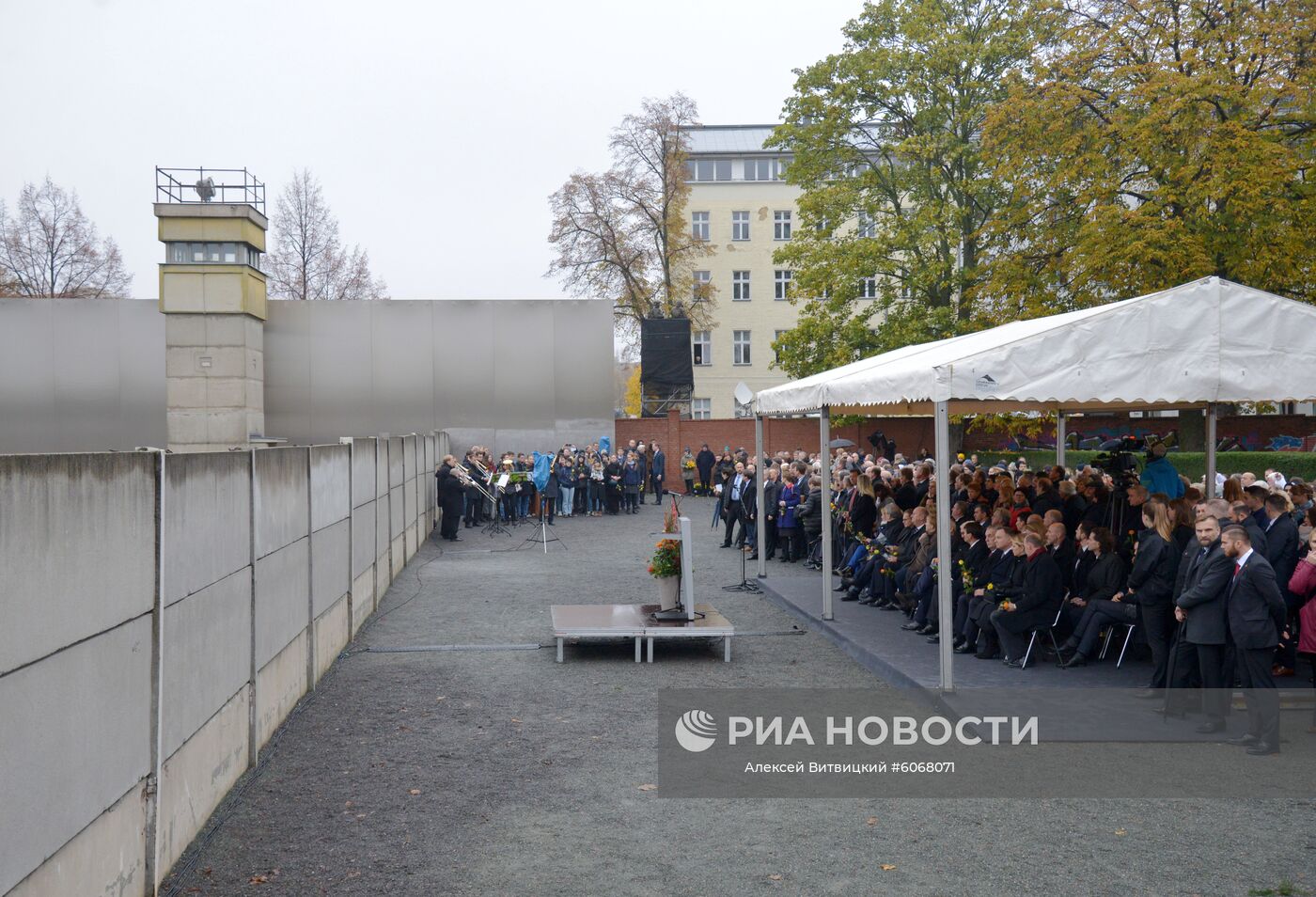 Приглашенные политические лидеры на мероприятиях по случаю 30-летней годовщины падения Берлинской стены, ознаменовавшего воссоединение населения ФРГ и ГДР, возле мемориала на улице Бернауер штрассе. Место: Германия, Берлин. Автор: Алексей Витвицкий/РИА Новости. Мероприятия по случаю 30-летней годовщины падения Берлинской стены
