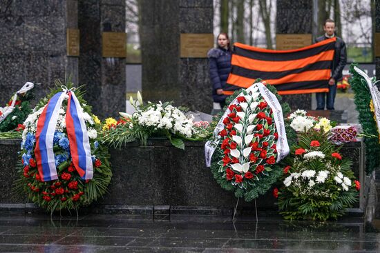 Церемония зажжения Вечного огня у мемориала советским воинам в Латвии