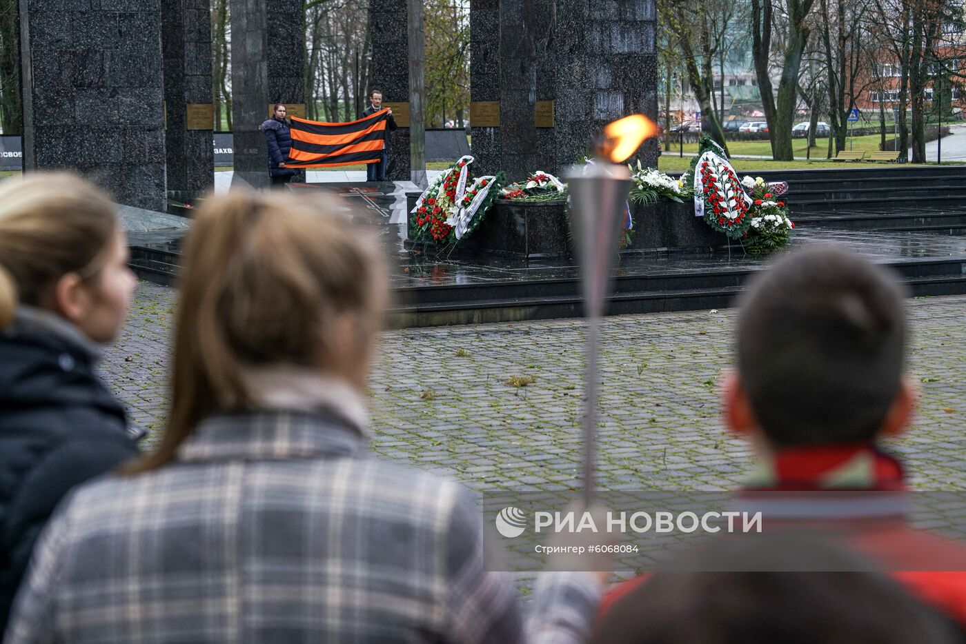 Церемония зажжения Вечного огня у мемориала советским воинам в Латвии