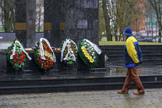 Церемония зажжения Вечного огня у мемориала советским воинам в Латвии