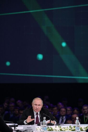 Президент РФ В. Путин принял участие в форуме Восточной Европы по искусственному интеллекту AIJ