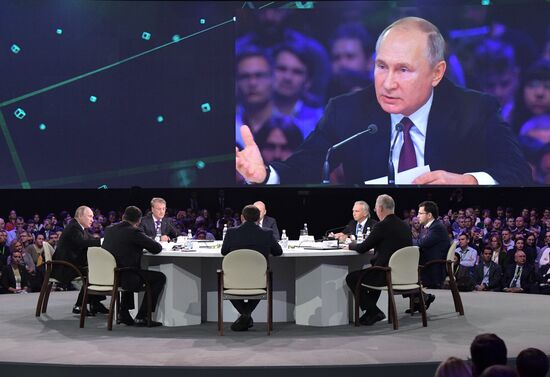 Президент РФ В. Путин принял участие в форуме Восточной Европы по искусственному интеллекту AIJ