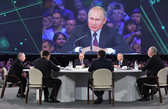 Президент РФ В. Путин принял участие в форуме Восточной Европы по искусственному интеллекту AIJ