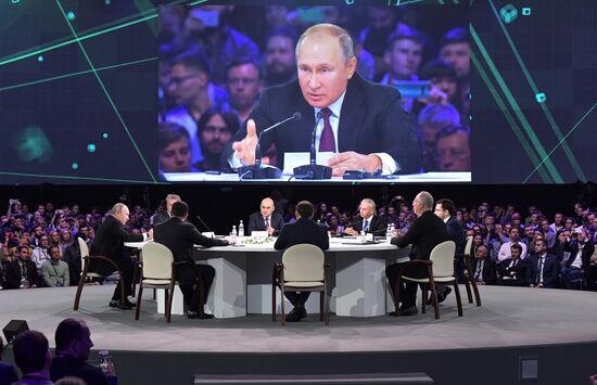 Президент РФ В. Путин принял участие в форуме Восточной Европы по искусственному интеллекту AIJ