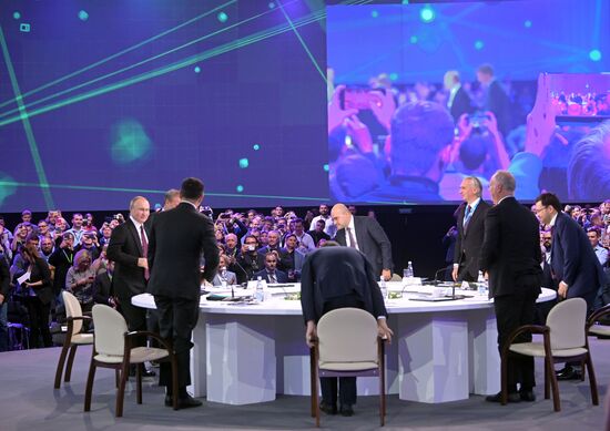 Президент РФ В. Путин принял участие в форуме Восточной Европы по искусственному интеллекту AIJ