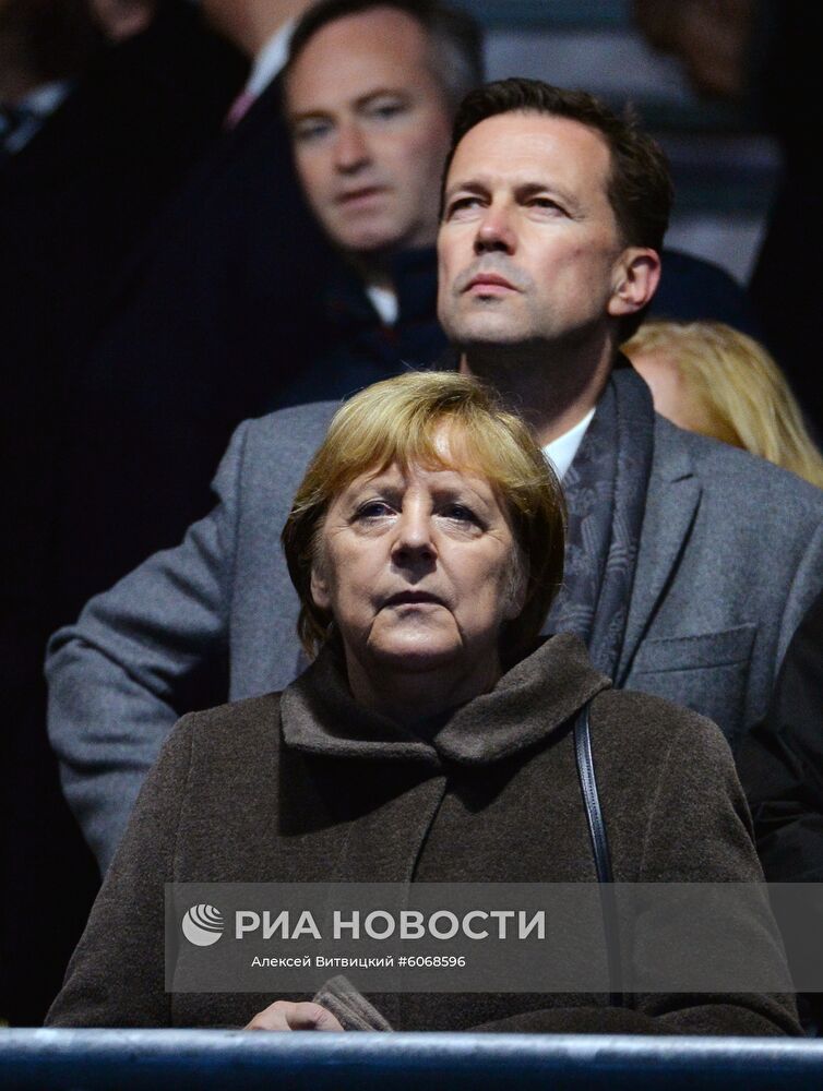 Федеральный канцлер ФРГ Ангела Меркель во время концерта у Бранденбургских ворот в рамках мероприятий по случаю 30-летней годовщины падения Берлинской стены, ознаменовавшего воссоединение населения ФРГ и ГДР. Место: Германия, Берлин. Автор: Алексей Витвицкий/РИА Новости. Мероприятия по случаю 30-летней годовщины падения Берлинской стены