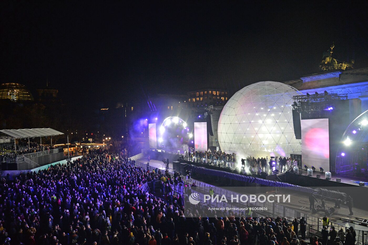 Концерт у Бранденбургских ворот в рамках мероприятий по случаю 30-летней годовщины падения Берлинской стены, ознаменовавшего воссоединение населения ФРГ и ГДР. Место: Германия, Берлин. Автор: Алексей Витвицкий/РИА Новости. Мероприятия по случаю 30-летней годовщины падения Берлинской стены